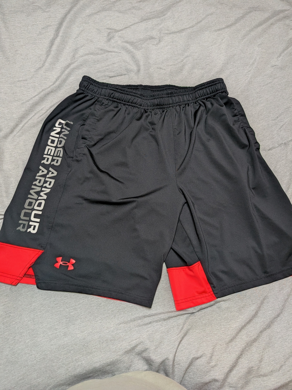 Under Armour Men’s Black and Coral Training Shorts Size Large